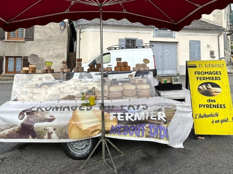 stand fromage marché pyrénées
