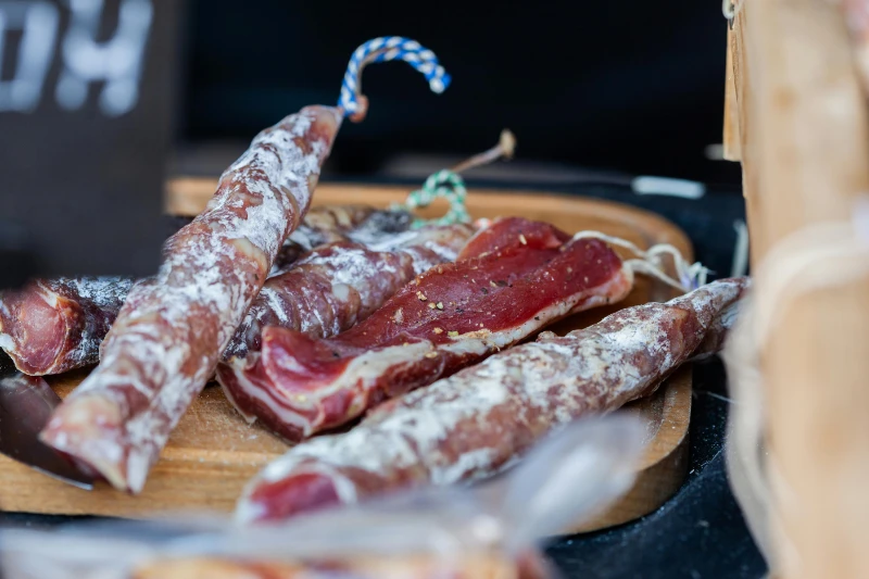 planche charcuterie saucisson et charcuterie